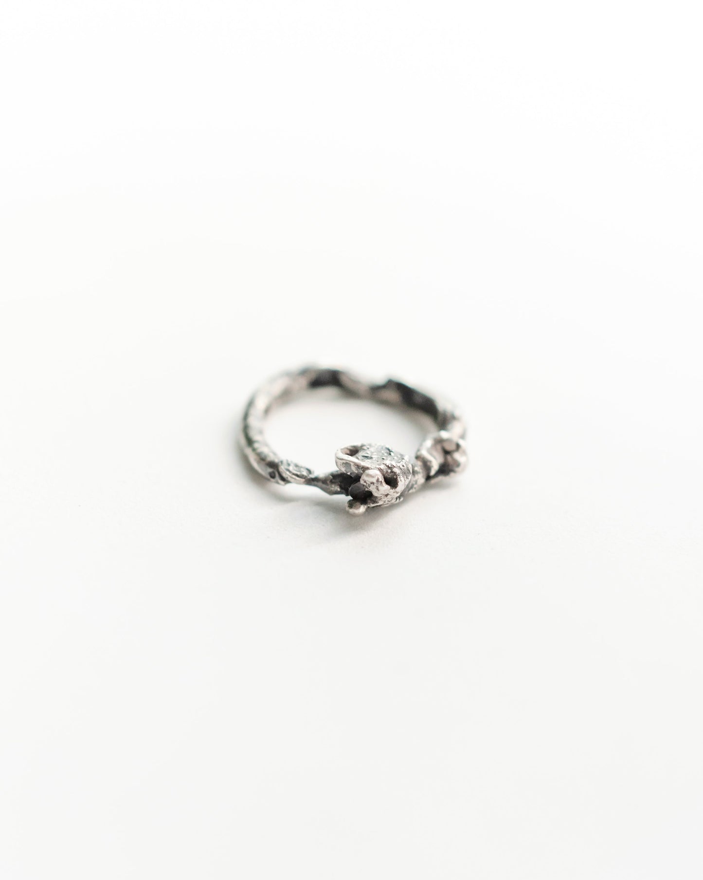 anello in argento materico unisex