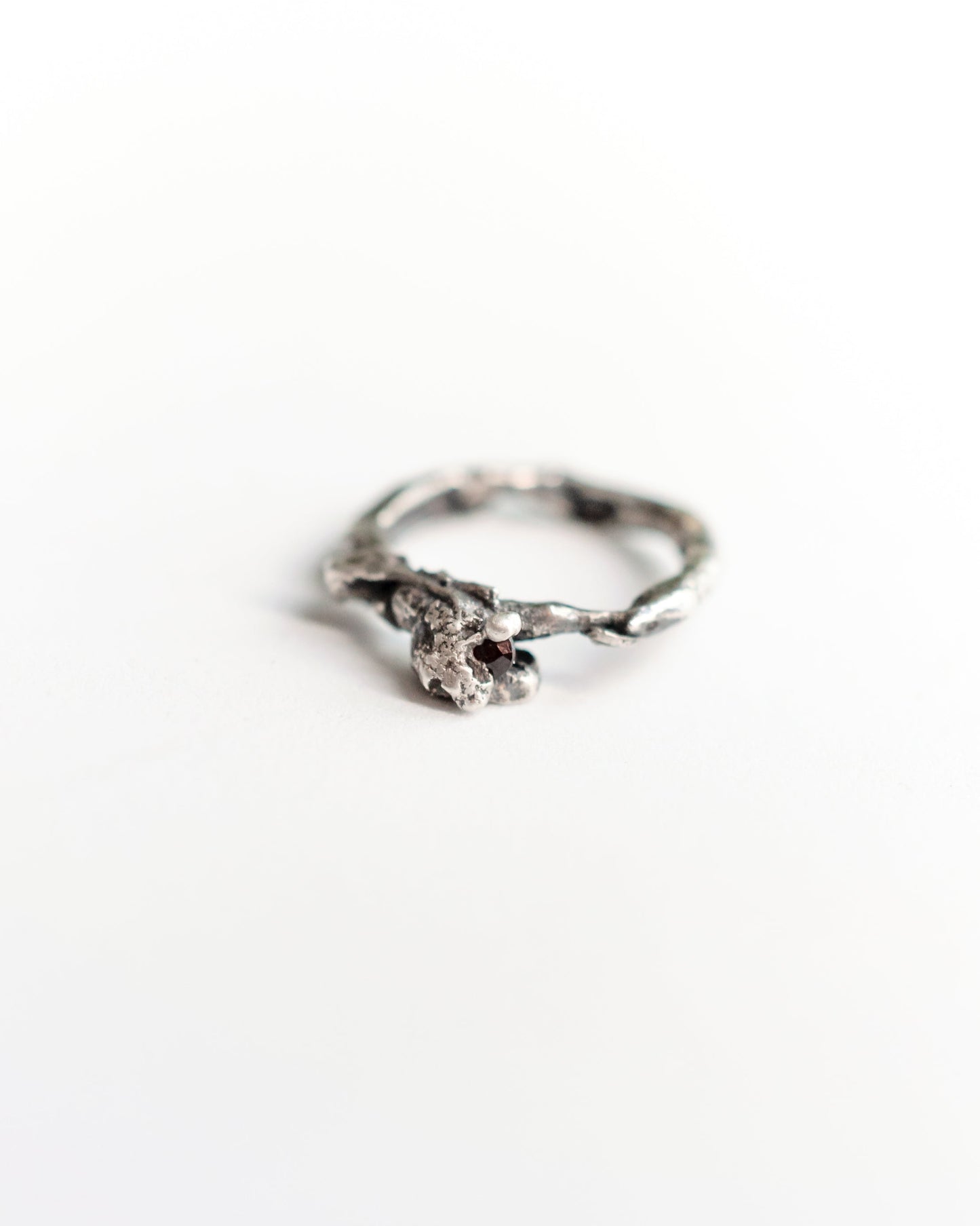 anello in argento materico unisex